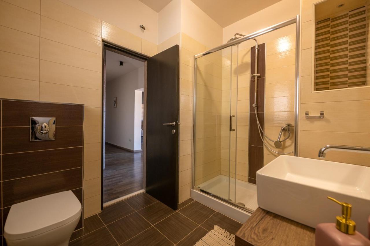 Amala Apartment Пула Екстериор снимка